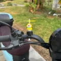 Vue rapprochée du joli jouet canard jaune avec casque et hélice monté sur le guidon. - Canard Gentleman / Style à Nouer