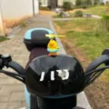 Gros plan détail du joli petit canard jaune avec hélice casque ornement sur guidon trottinette. - Canard avec bouée / Type Adhésif
