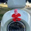 Simpatico ornamento di orsetto rosa per casco da moto elettrica e decorazione cruscotto auto. - Piccolo Aeroplano Luminoso Orso in Piedi 1 Pz