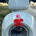 Simpatico accessorio mulinello scooter orsetto rosa con elica rossa per casco bici. - Piccolo Aeroplano Luminoso Orso Reclinato 1 Pz