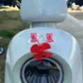 Ornamento per auto aeroplano giocattolo luminoso eolico con orsi per monopattino. - Piccolo Aeroplano Luminoso Orsi che Abbracciano 2 Pz