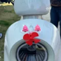 Decorazione per aeroplano a elica eolica per bicicletta elettrica monopattino casco e cruscotto auto. - Piccolo Aeroplano Luminoso Orsi Sdraiati 2 Pz