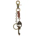 Porte-clés tête de mort style punk vintage avec chaîne en bronze et enveloppe en cuir - Marron
