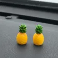 Primo piano di ornamento di ananas in resina, ideale per la decorazione della plancia auto. - Ananasso Svuotato / Set di 4