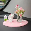 Joli ornement de lapin pour tableau de bord de voiture avec vase rose et tapis décoratif. - Lapin Renifleur + Vase Pêche Rose + Tapis Rose