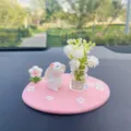Joli mignon lapin vase tableau de bord voiture ornement tapis rose deco modele variante. - Lapin Renifleur + Vase Gypsophile Blanc + Tapis Rose