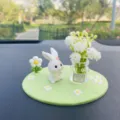 Joli ensemble d'ornements de tableau de bord de voiture lapin en résine avec base et mini vase. - Lapin Bouquet + Vase Gypsophile Blanc + Tapis Vert