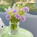 Mignon ornement de tableau de bord de voiture lapin avec mini vase en verre et fleurs artificielles - Vase Gypsophile Fleurie Violette