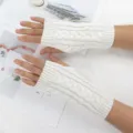 Dettaglio di guanti senza dita in maglia a trecce bianca, caldi accessori invernali unisex. - Taglia unica / Bianco
