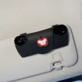 Vista detallada estuche gafas parasol coche, clip negro de cuero con osito manzana tierno. - Perro Manzana Roja + Estuche para Gafas / Negro