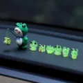 Adorno de salpicadero de coche de rana luminosa lindo juego de figuras en miniatura de resina - Rana grande y 6 ranitas luminosas