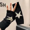 Schwarze gestrickte fingerlose Handschuhe mit weißem Sternmuster für kalte Winter. - Einheitsgröße / Schwarz