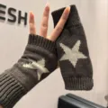 Dunkelgraue Strick-Fingerhosen mit weißem Stern-Muster, kuschelige Winter-Armwärmer. - Einheitsgröße / Grau