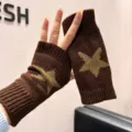 Braune Strick-Fingerlos-Handschuhe mit stylischem Sternenmuster fuer Herbst und Winter. - Einheitsgröße / Kaffeebraun