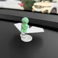 Süßes grünes Cartoon-Figur Papierflieger Auto Armaturenbrett rotierende Ornament Dekoration - Minimalistische Grüne Figur + Rotierendes Flugzeug
