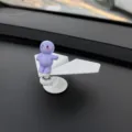 Rotierendes Papierflieger Auto Armaturenbrett Ornament, süße lila Puppe Auto Innendekoration. - Minimalistische Lila Figur + Rotierendes Flugzeug