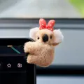Adorable clip de koala de peluche para pantalla de coche, bonito accesorio decorativo con lazo. - Adorno con Lazo / Caqui