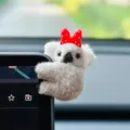 Lindo adorno de koala peludo de decoración interior de coche con lazo rojo colgante para salpicadero. - Adorno con Lazo / Gris