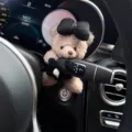 Lindo adorno de coche de peluche oso decoración interior para salpicadero, estilo encantador. - Oso Pardo con Lazo Negro y Flor Pequeña