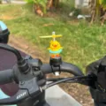 Joli petit canard jaune jouet de casque de velo avec helice pour decoration de guidon de moto - Canard avec bouée / Style à Nouer