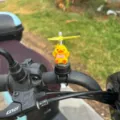 Mignon ornement de canard jaune pour tableau de bord de voiture avec hélice pour moto et vélo - Canard avec Nœud Papillon / Style à Nouer