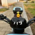 Mignonne décoration de canard jaune avec casque et hélice pour tableau de bord de voiture ou moto. - Canard avec Nœud Papillon / Type Adhésif