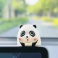Lindo adorno de tablero de auto de panda, accesorio decorativo de resina para escritorio de mujer. - Versión Original / Panda