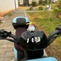 Joli canard à hélice avec petit casque, accessoire de décoration pour vélo, moto et voiture. - Chat à Face Peinte / Type Adhésif