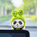 Adorno de decoración de coche panda lindo con sombrero de rana verde, tablero de resina. - Rana / Panda