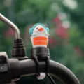 Süße kleine Enten Fahrradlenker Klingel mit Helm und Joghurtbecher Design Dekoration. - Eimer Ente / Ohne Propeller