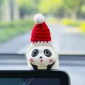 Lindo adorno de panda para coche con sombrero de Navidad rojo para el tablero de instrumentos. - Caperucita Roja / Panda