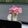 Niedliche Auto-Armaturenbrett-Dekoration mit Hasenfigur und rosa Kunstblumen-Vase. - Duftendes Kaninchen Mit Rosenroter Vase Ornament