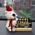 Placa de aparcamiento temporal de coche lindo perro de peluche pizarra DIY adorno para el interior. - Figurita de Westie con gorro y bufanda rojos y tarjeta de aparcamiento de pizarra con bolígrafo