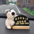 Tarjeta de aparcamiento temporal de coche con perro de peluche Westie y pizarra pequeña. - Westie con gafas de aviador y tarjeta de estacionamiento de pizarra con bolígrafo