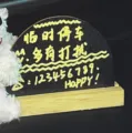 Lindo cachorro de peluche cartel de estacionamiento temporal pizarra de madera accesorio - Placa de aparcamiento de pizarra con bolígrafo (1 juego)