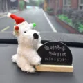 Lindo perro de peluche West Highland Terrier cartel de estacionamiento temporal para auto. - Westie con gorro de payaso y placa de aparcamiento de pizarra con bolígrafo