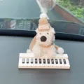 Lindo perro de peluche tarjeta de estacionamiento temporal coche con gorro y teclas piano. - Perro West Highland con Sombrero y Bufanda Marrones y Letrero de Piano