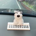 Lindo cachorro de peluche tarjeta de estacionamiento temporal decoración salpicadero - Westie con gafas de aviador y placa de piano