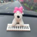 Placa de estacionamiento temporal de coche adorno de perro de peluche lindo salpicadero - Westie con lazo rosa y placa de piano