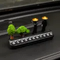 Tarjeta de estacionamiento temporal creativa para coche con espadachín lindo y decoración. - Pino y Ciprés + Guardabosques con Espada en la Espalda + Guardabosques con Espada + Placa Negra