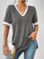 Dettaglio in primo piano del top casual a maniche corte con scollo a V e bordo a contrasto. - Taglia S / Top / Grigio