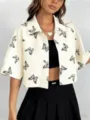 Camisa corta de manga corta con estampado de mariposas y solapa, top de moda de verano. - S / Amarillo claro