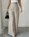 Gros plan sur les details du pantalon large a rayures verticales et taille haute estivale. - Beige