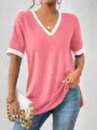 Dettaglio in primo piano della t-shirt da donna casual rosa con scollo a V e maniche corte. - Taglia S / Top / Rosa