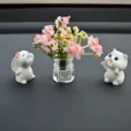 Lindo conejo y florero para salpicadero de coche, decoración de interior curativa variante. - Jarrón de flor de durazno rosa con conejo oliendo flores y gato gris abrazando