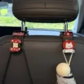 Schattige autostoel rugleuning haken, cartoon appel puppy ontwerp auto organizer. - 2 Stuks/Set (Zittende Puppy & Bot) / 2 Stuks/Set