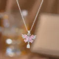 Exquisite Nahaufnahme der Schmetterlingskette mit rosa Zirkonia und elegantem weißem Tropfen - Rosa Zirkonia Schmetterling Halskette (9474)