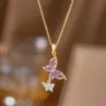 Detailaufnahme der goldenen Schmetterlingskette mit violetten Kristallen und Anhänger - Lila Zirkonia Schmetterling Halskette (9455)