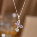 Nahaufnahme einer silbernen Schmetterlingskette mit violetten Kristallen und Details. - Lila Zirkonia Schmetterling Halskette (9456)