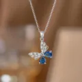 Detaillierte Nahaufnahme eines silbernen Schmetterlingsanhängers mit blauen Edelsteinflügeln - Blaue Zirkonia Schmetterling (Silber)